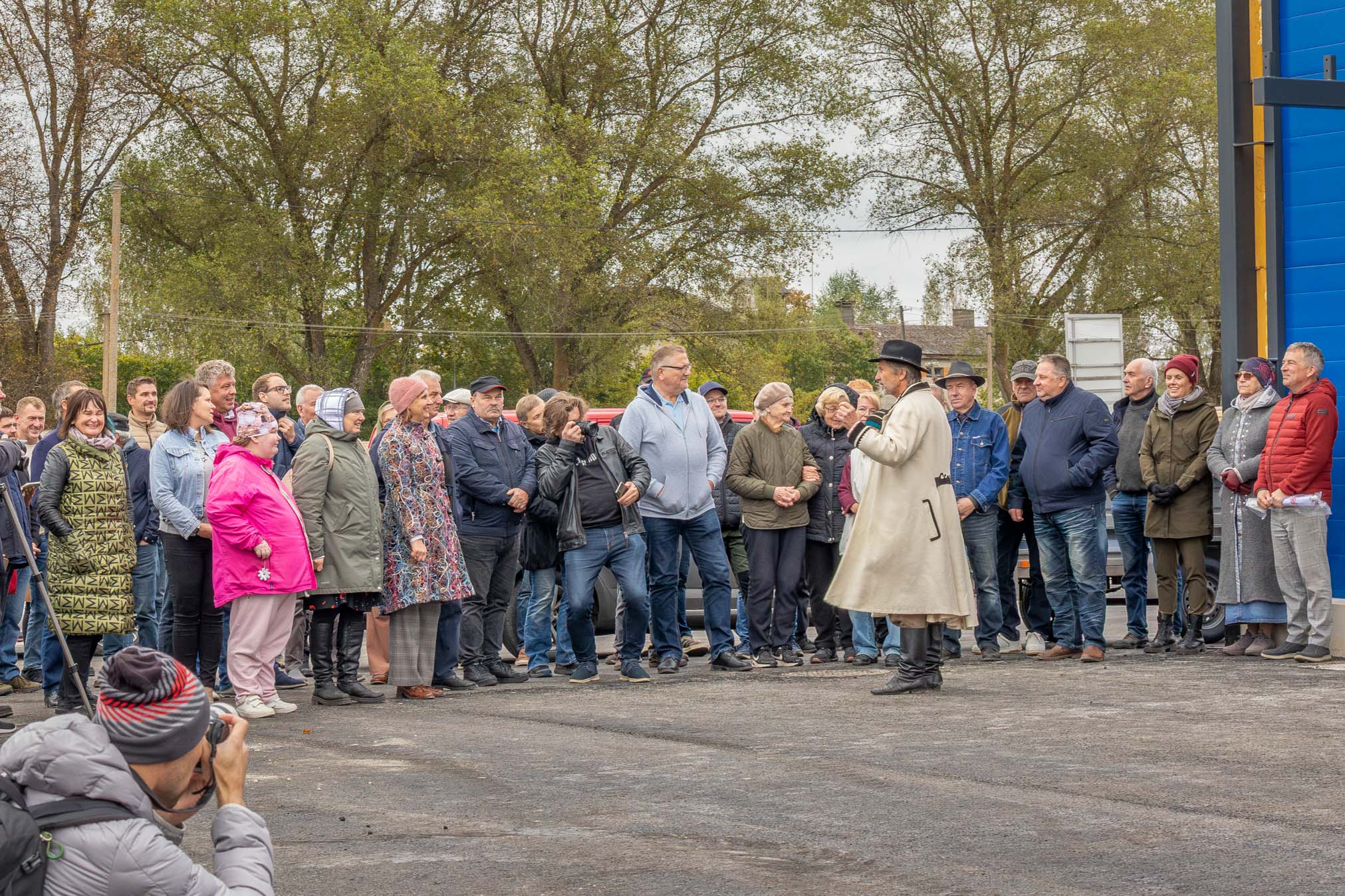 Margus Timmo 30. septembril 2025 Obinitsa aiasaaduste väärindamise keskuse sarikapeol külalisi võõrustamas. Foto: AIGAR NAGEL